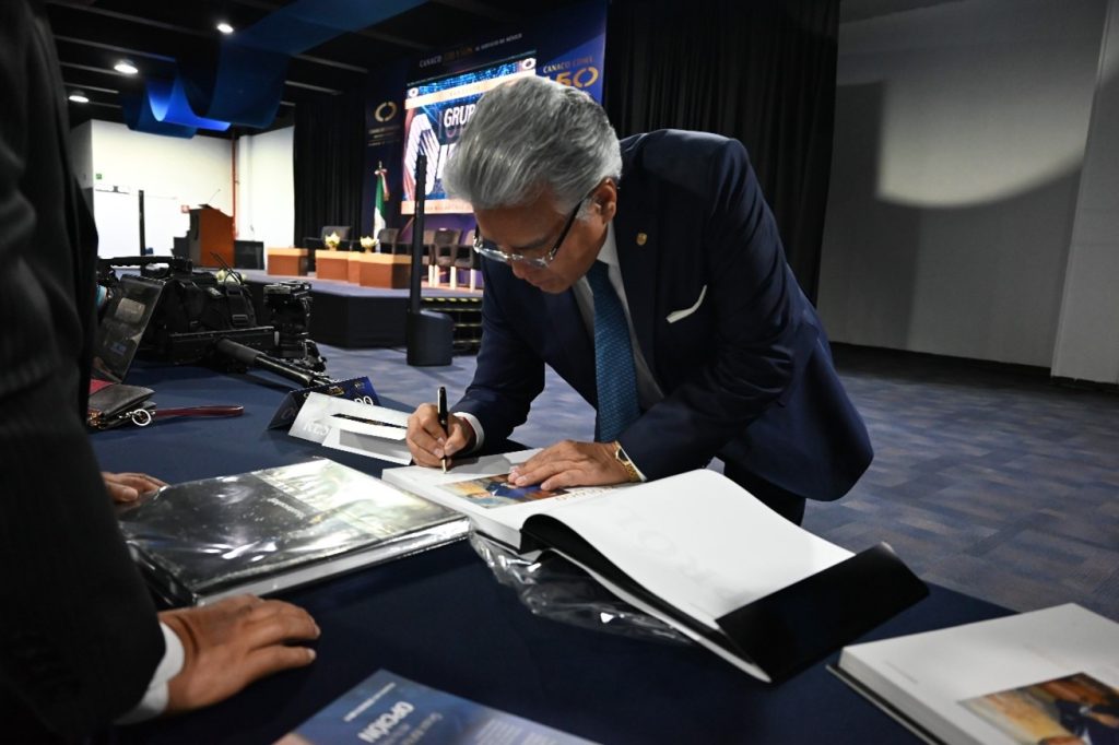 Firma de libros por parte del Jesús Rodríguez, Presidente de la Canaco CDMX.