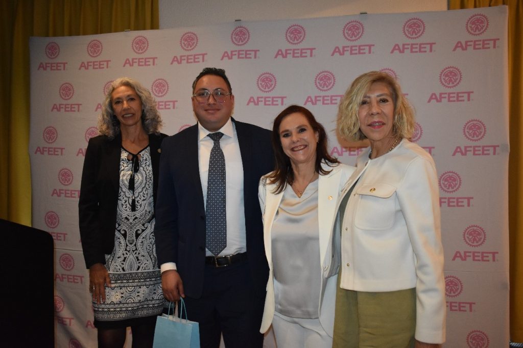 Karin Baldamus presidenta de AFEET acompañada de representantes de Barceló Hotel Group.