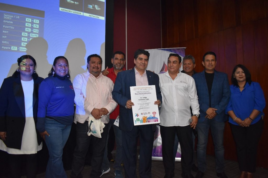 Entrega de reconocimiento a Felipe Cervantes por parte de Juan Carlos Cañedo.