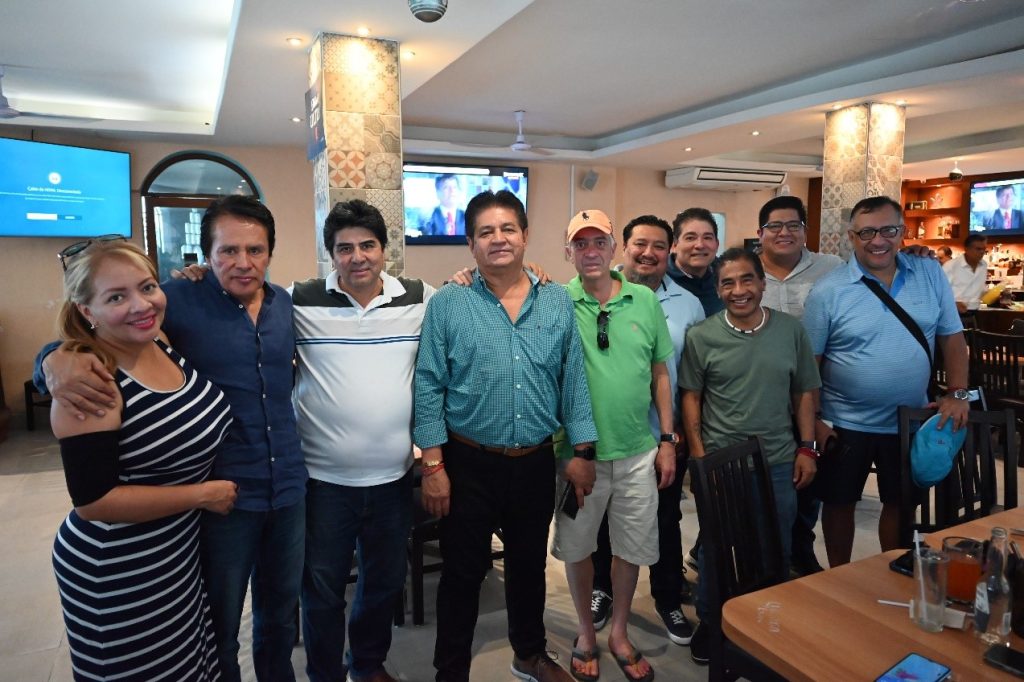 Felipe Cervantes, socios de AMAV Nacional y David Abarca, Secretario de Turismo de Acapulco.