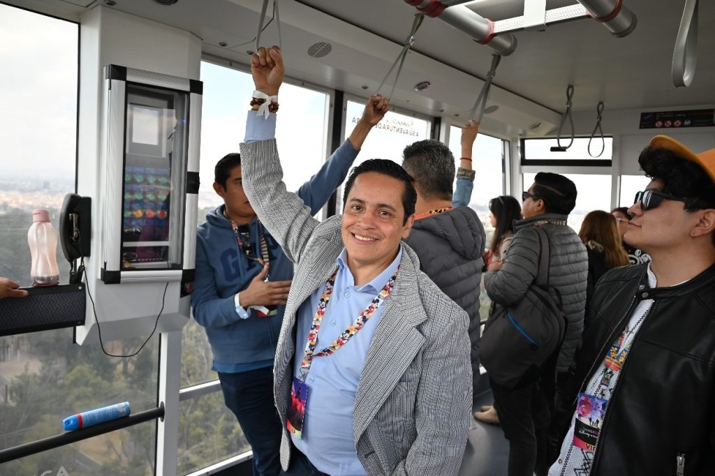 Raymundo Flores, Presidente de la AMAV CDMX en el teleférico de Puebla.
