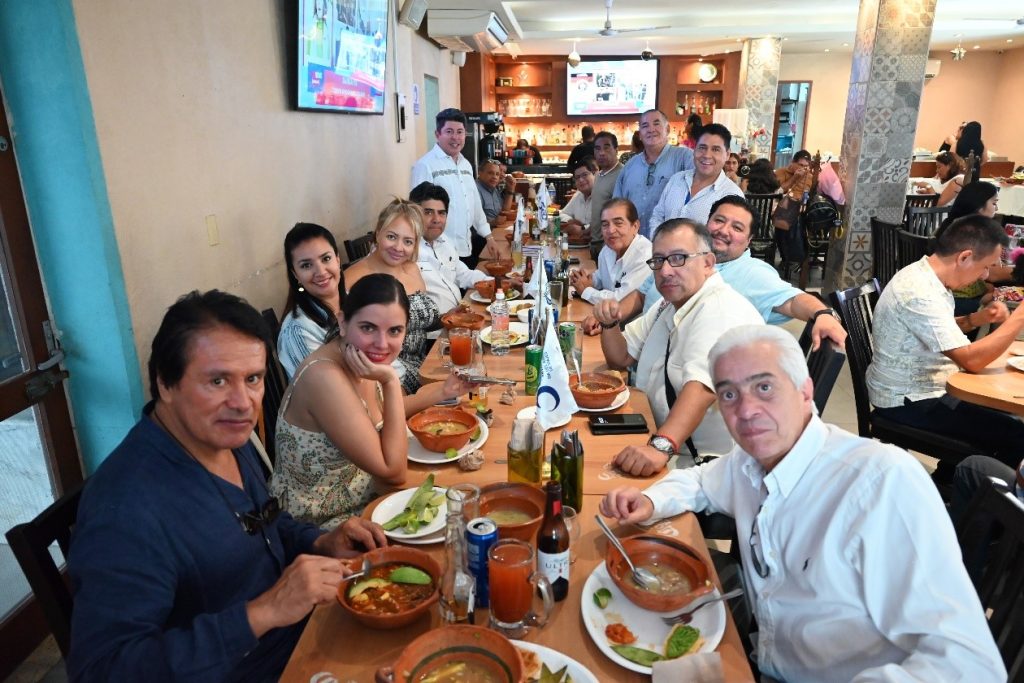 Socios de la AMAV Nacional durante la reactivación del Jueves Pozolero.