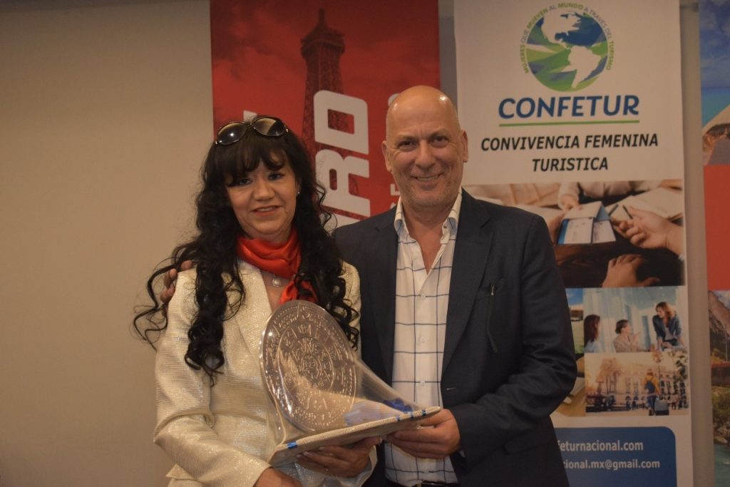 Tere Hernández, Presidenta de CONFETUR entregó un reconocimiento a Carlos Bricka por el patrocinio de Assist Card.