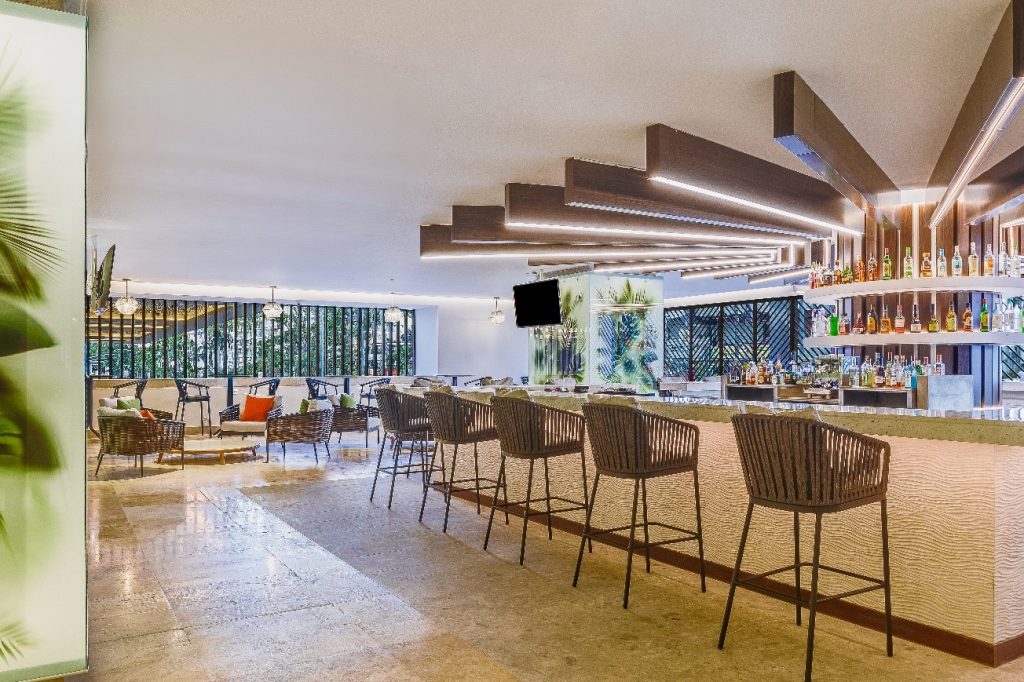Stelaris lobby bar en el renovado hotel Fiesta Americana Acapulco Villas.