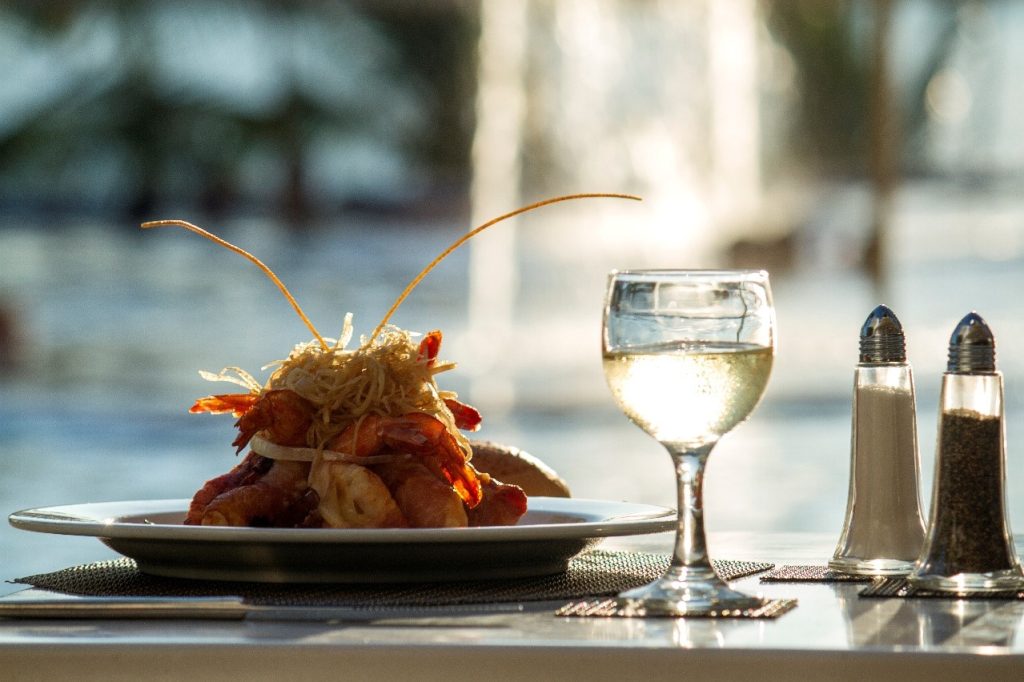 Restaurante Blu ofrece una amplia variedad de mariscos en un ambiente relajado.