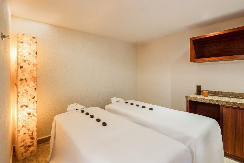Spa Health Club con cabina doble en Fiesta Americana Acapulco Villas.