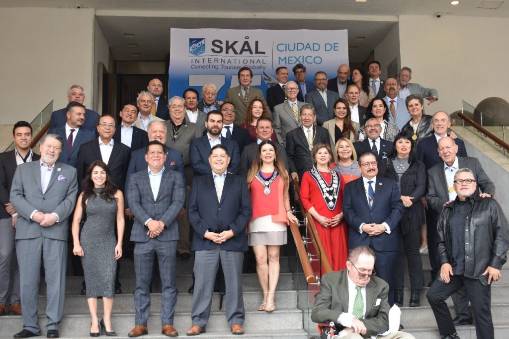Toma de foto oficial del Club Skål de la Ciudad de México en el Hotel Camino Real.