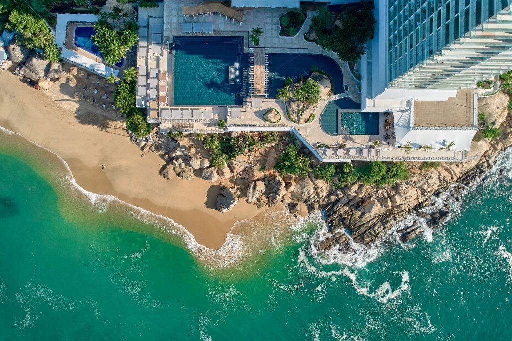 Vista aérea de la playa y el hotel Fiesta Americana Acapulco Villas.