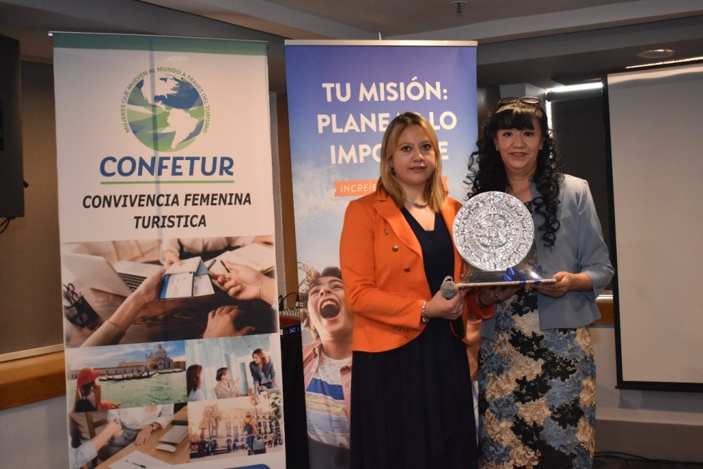 Lorena Pereda y Teresa Hernández durante seminario de Visit Orlando.