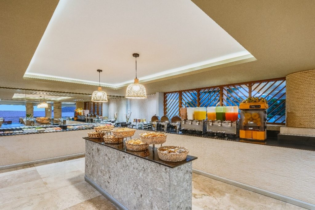 En el restaurante Moxaico encontrarás más de 80 opciones de platillos en el desayuno buffet.