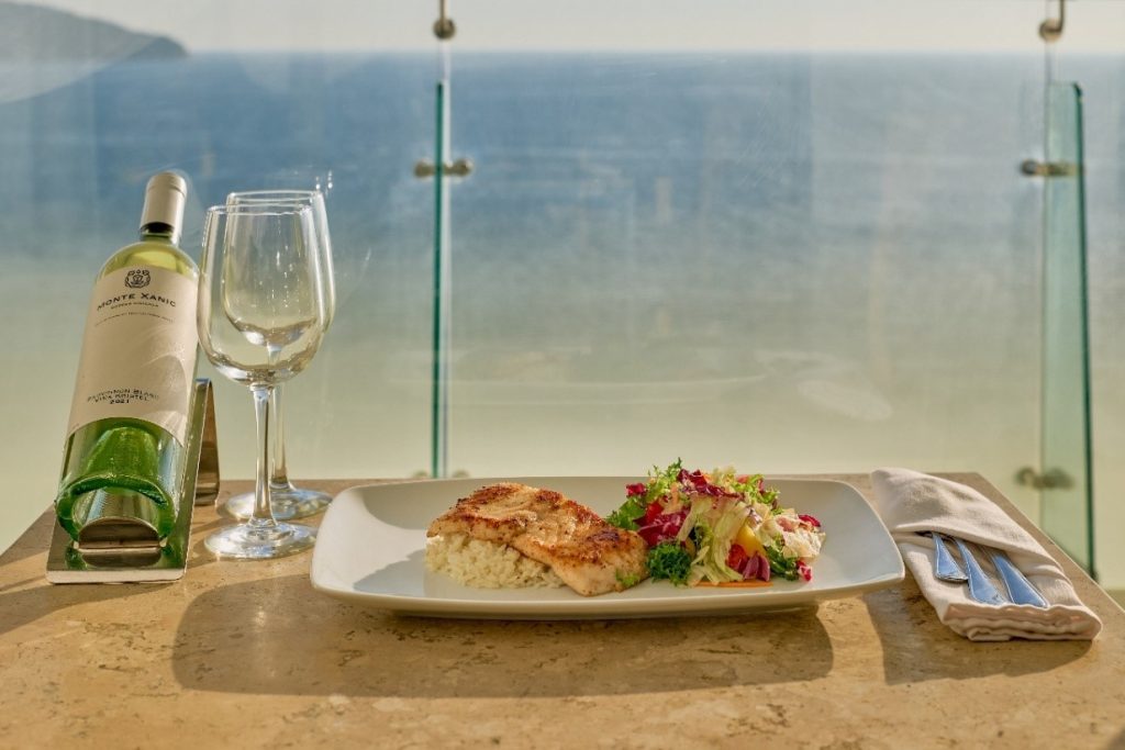 Disfruta de platillos internacionales en un ambiente relajado en Fiesta Americana Acapulco Villas.
