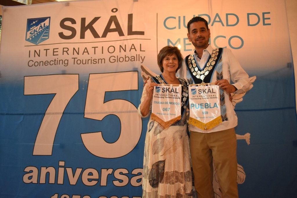 Intercambio de banderines entre el Club Skal de la CDMX y el Club Skal Puebla.