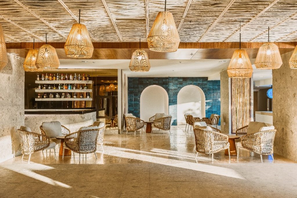 El arte de la mixología te cautivará en Stelaris Cocktail Lounge.