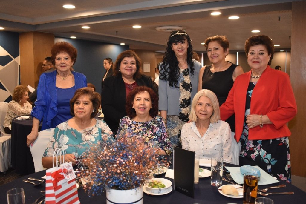 Teresa Hernández acompañada de socias CONFETUR durante comida mensual.
