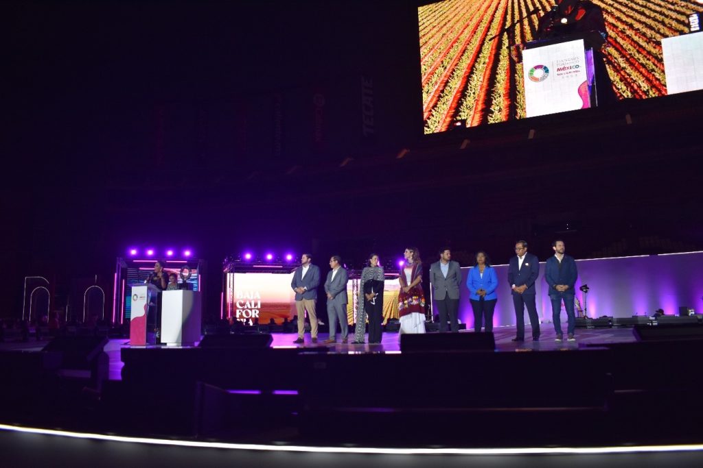 Ceremonia oficial de cambio de estafeta del Tianguis Turístico entre los estados de Baja California y Guerrero.