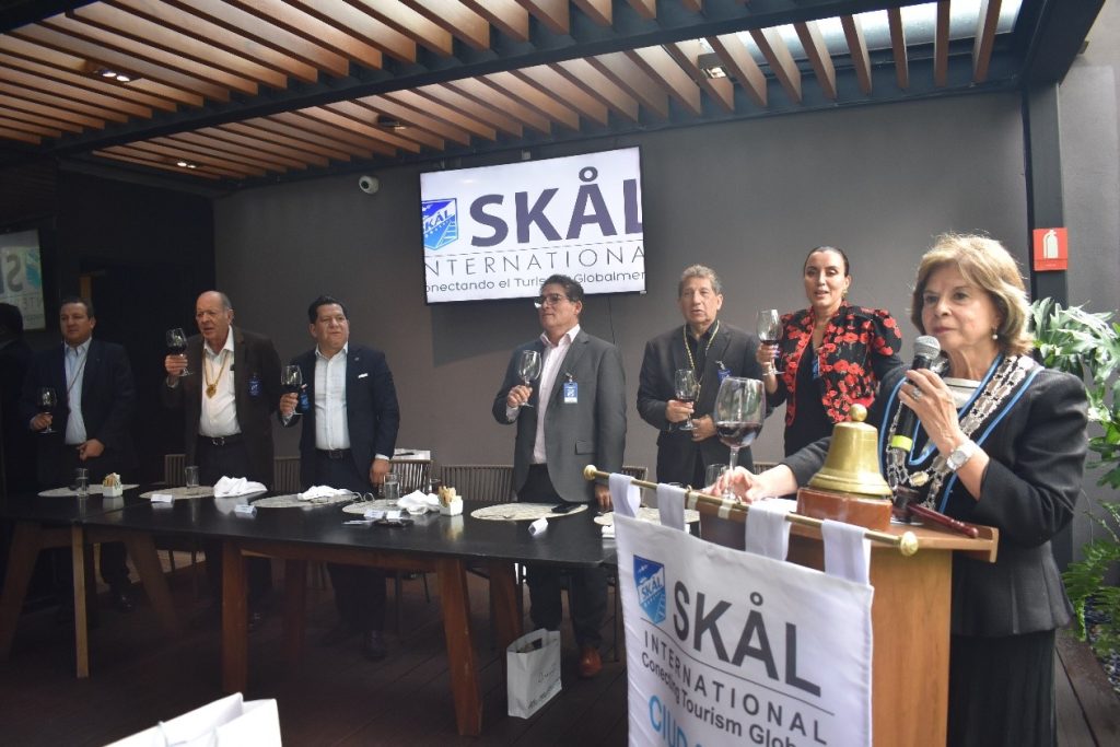 Brindis oficial del Club Skal CDMX encabezado por su Presidenta Cristina Vázquez.