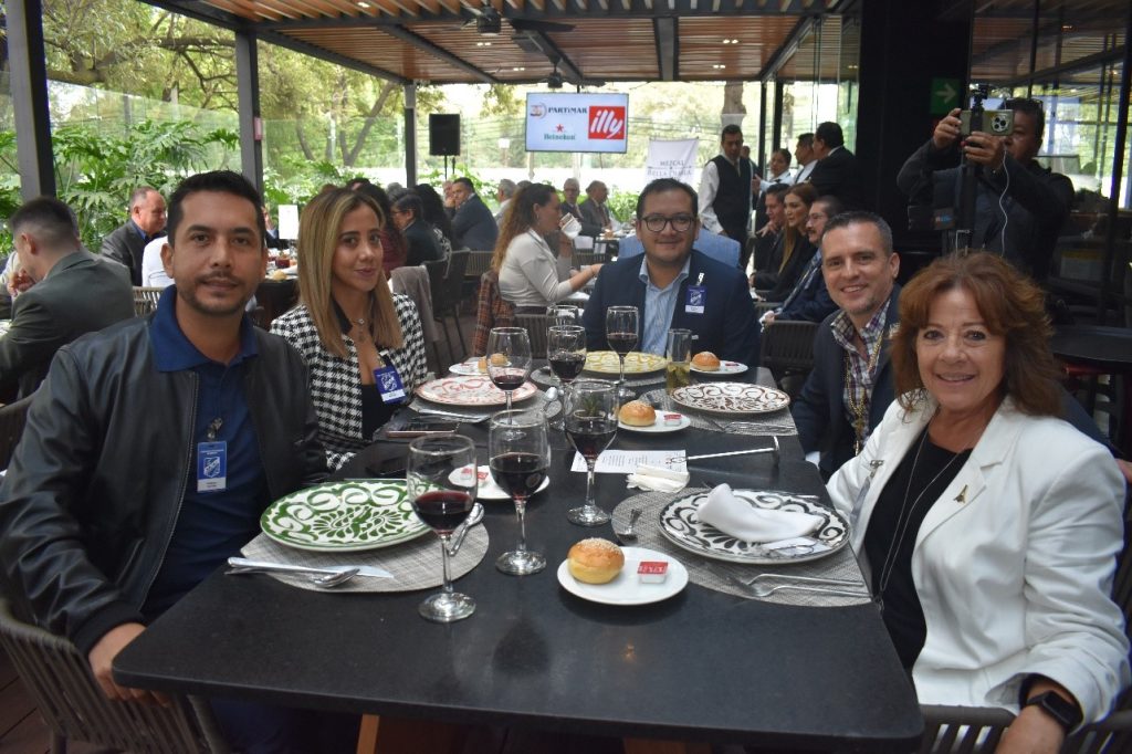 Cesáreo Aponte, CEO de Grupo Azabache y Abril Damián en comida Skal CDMX.