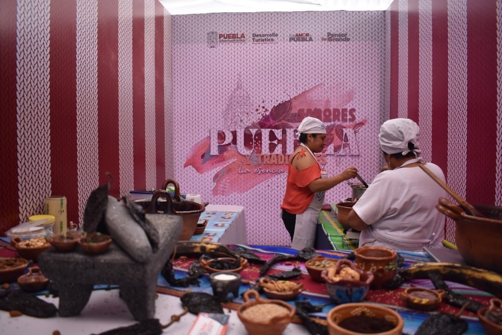 Cocineras tradicionales del estado de Puebla durante la preparación del mole.