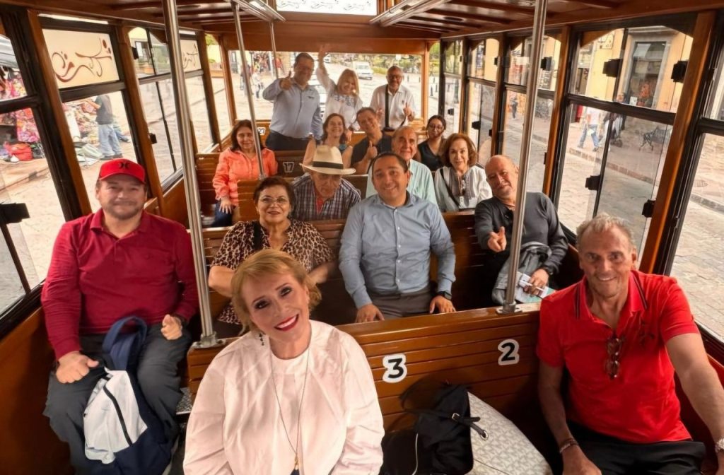 Socios Metro realizaron un recorrido en tranvía por el centro histórico de Querétaro.