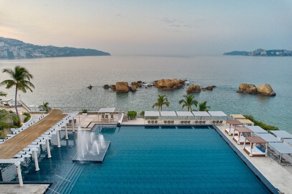 Alberca principal de Fiesta Americana Acapulco Villas.