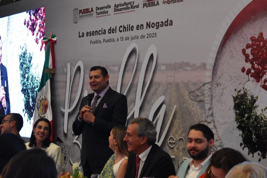 El gobernador de Puebla Alejandro Armenta encabezó el inicio de la temporada 2025 del Chile en Nogada.