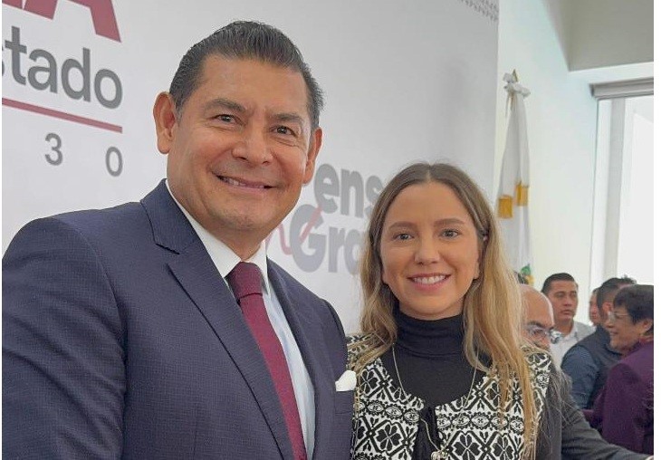 Alejandro Armenta, Gobernador de Puebla acompañado de Carla López-Malo.