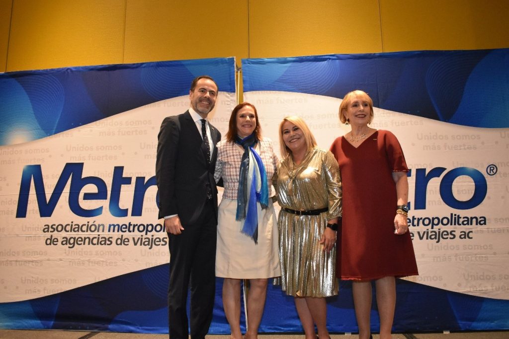 Alicia Mejía colocó el pin de bienvenida a Karin Baldamus, directora comercial de Hoteles y Más, como nueva socia de La Metropolitana.