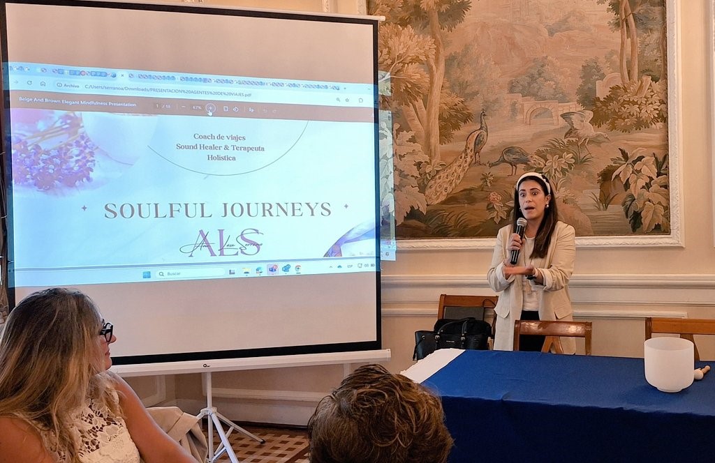Ana Laura Serrano, coach de viajes, sound healer y terapeuta holística, fundadora de 'Soulful Journeys'.