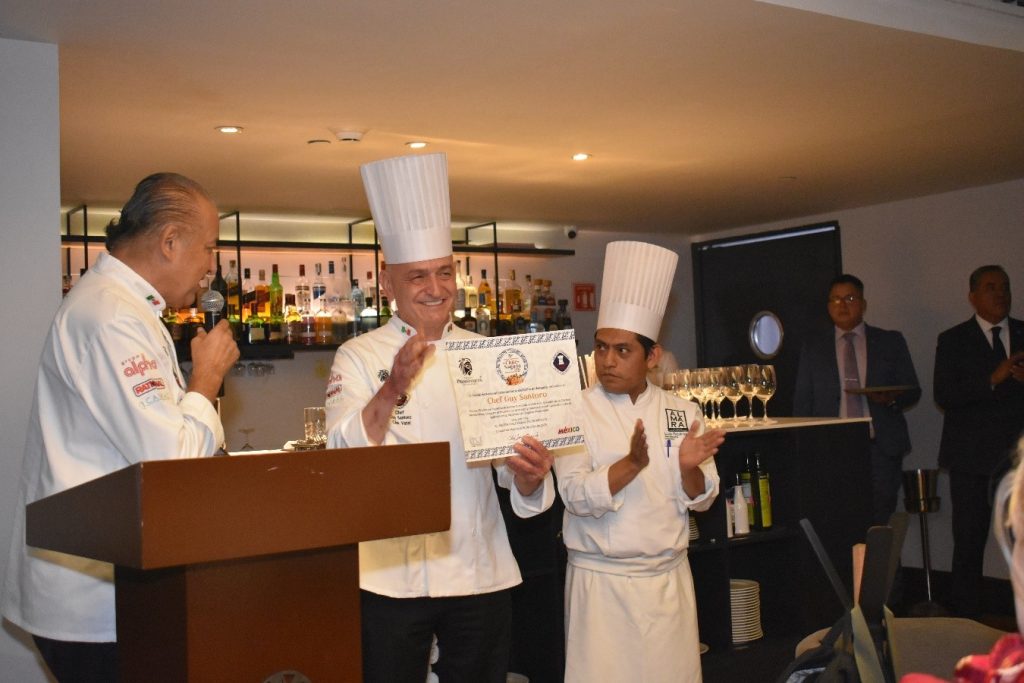 El Chef Orozco entregó un reconocimiento especial al Chef Guy Santoro por 25 años de trayectoria gastronómica franco-mexicana.