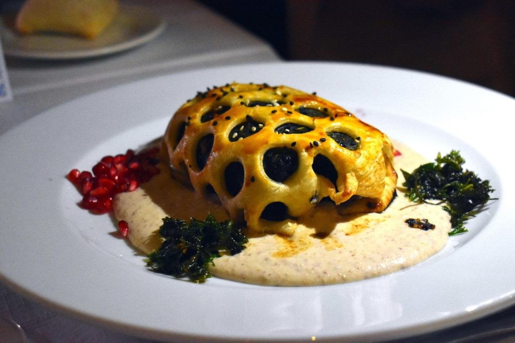 Chile en Nogada Hojaldrado, creación del Chef Anfitrión de ALMARA, Guy Santoro.