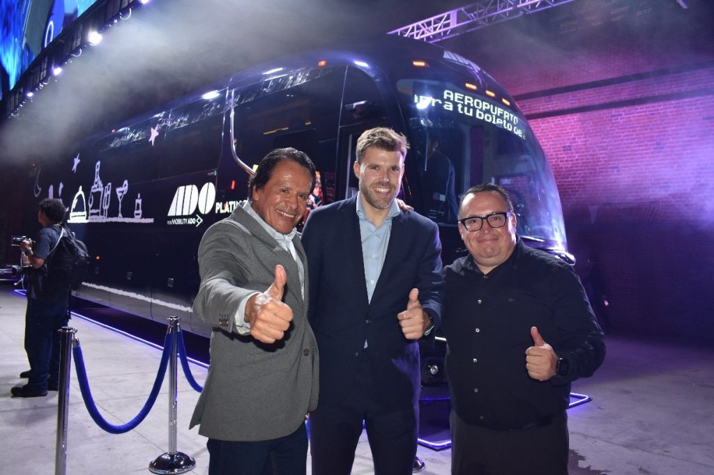 Juan Enríquez, Iñigo Alday y Víctor Cortes en presentación de nuevas unidades de ADO.