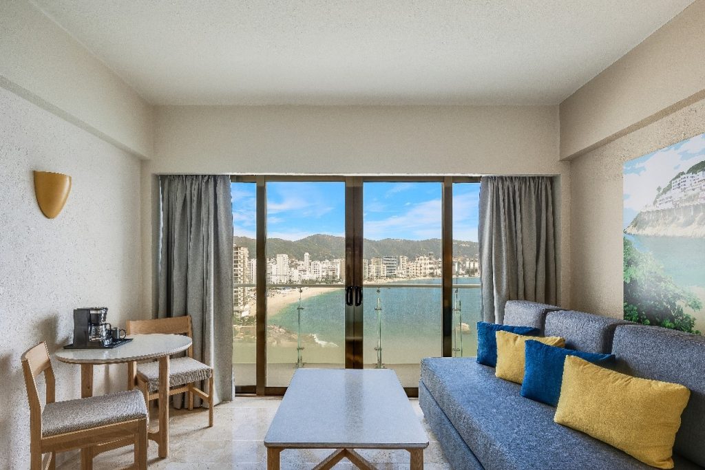 Sala con vista a la bahía en Fiesta Americana Acapulco Villas.