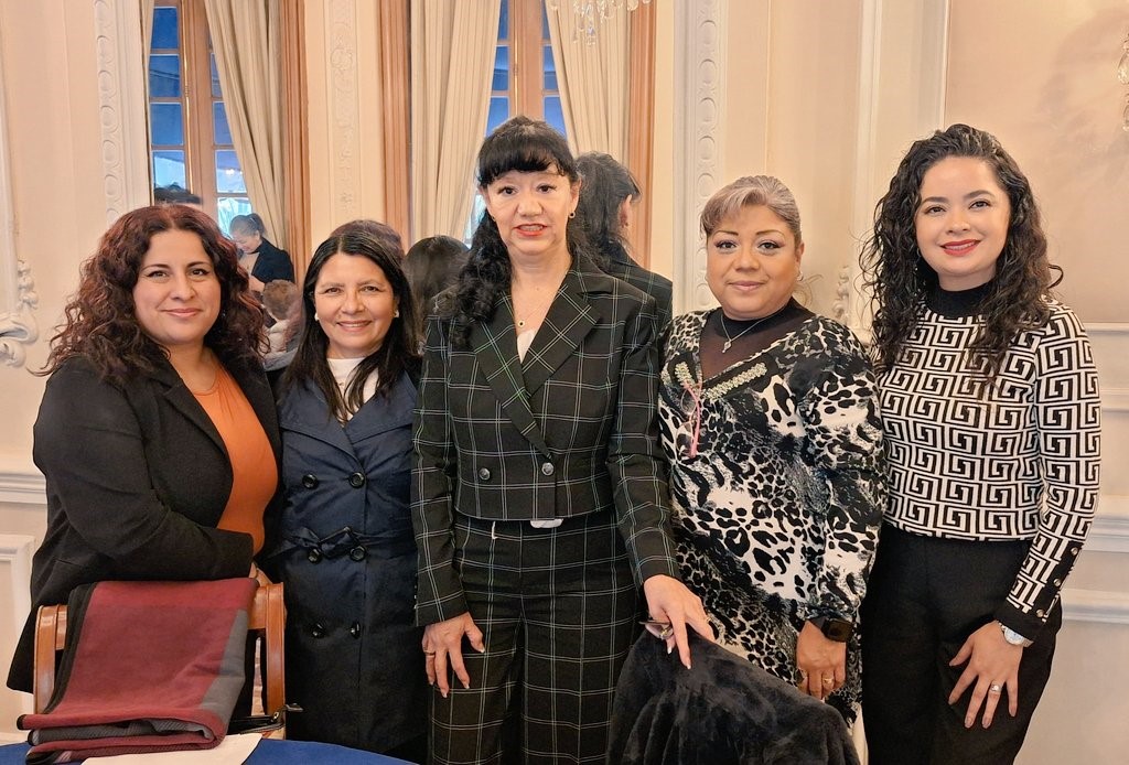 Teresa Hernández acompañada de socias CONFETUR en University Club CDMX.