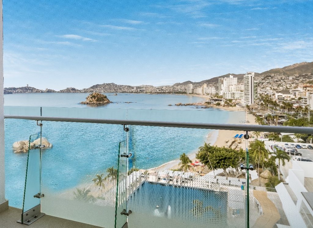 Vista a la bahía desde una de las habitaciones de Fiesta Americana Acapulco Villas.