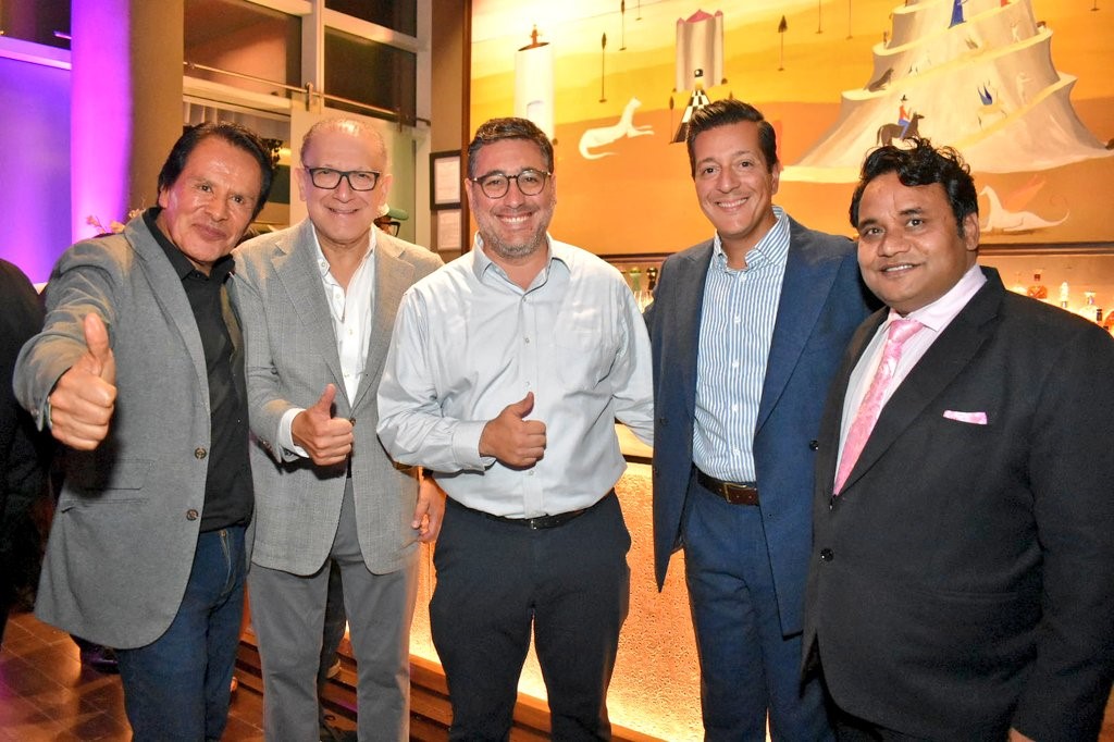 Juan Enríquez, Alex Pace, Miguel Aguiñiga, Giancarlo Mulinelli y Vinay Kumar.