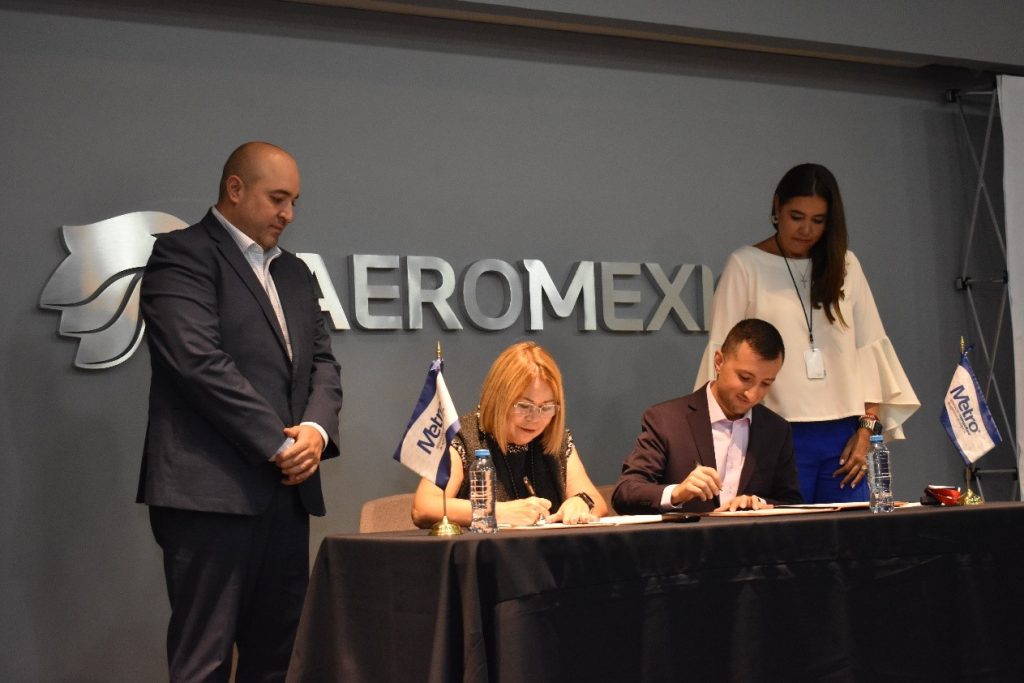 Alicia Mejía, Presidenta de La Metropolitana y Pasquale Speranza, director de Ventas Corporativas de Aeroméxico llevaron a cabo la firma protocolaria.