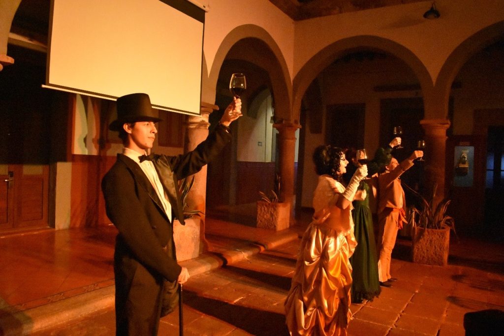 Brindis por el bicentenario del Hotel Hidalgo en el Centro Histórico de Querétaro.
