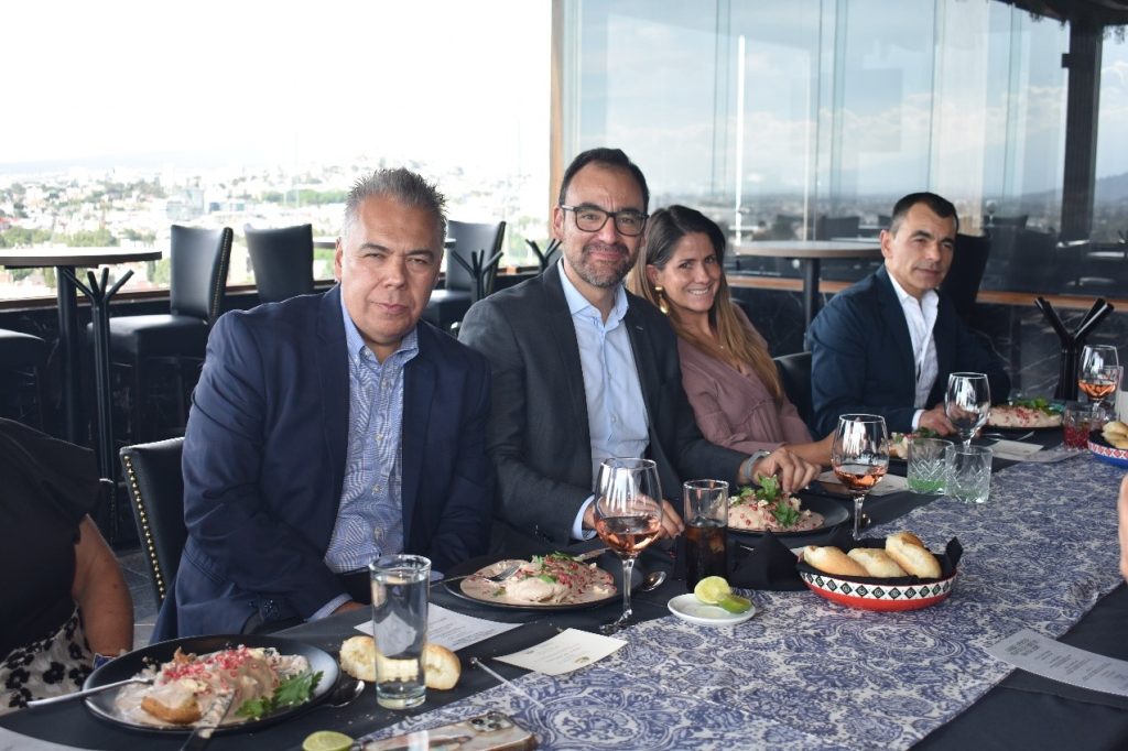 Ignacio Alarcón acompañado de Jaime Oropeza, Secretario de Economía y Turismo del Ayuntamiento de Puebla capital.