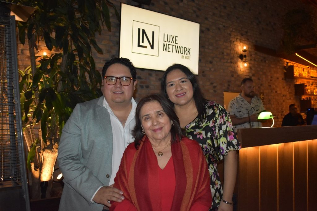 Lupita Gómez acompañada de Manuel Reyna y Mary Carmen Reyna de BGRT.
