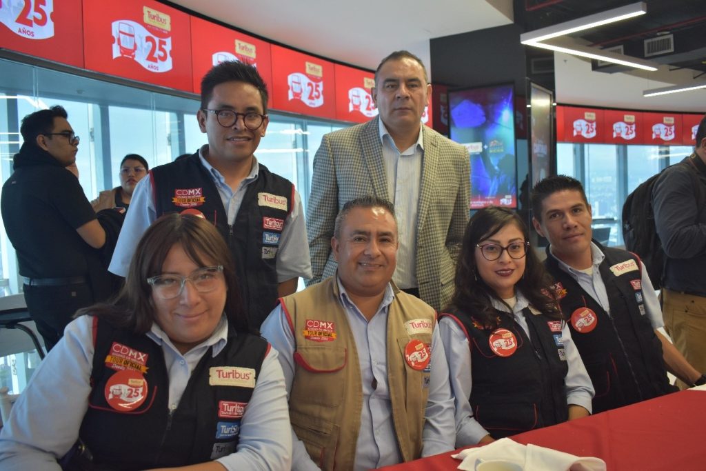 Guías turísticos de Turibus durante desayuno por el 25 aniversario de la empresa.