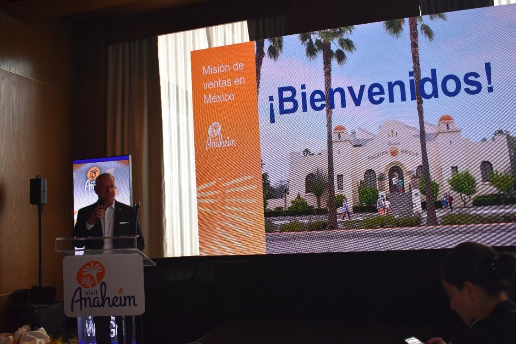 El encargo de dar la bienvenida fue Mike Waterman, CEO Visit Anaheim.