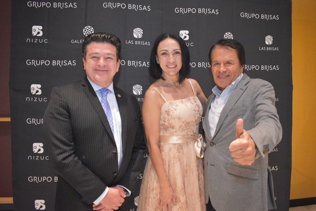 Rafael González, Mariana Echanove y Juan Enríquez en “Noche de Estrellas Brisas 2025”.