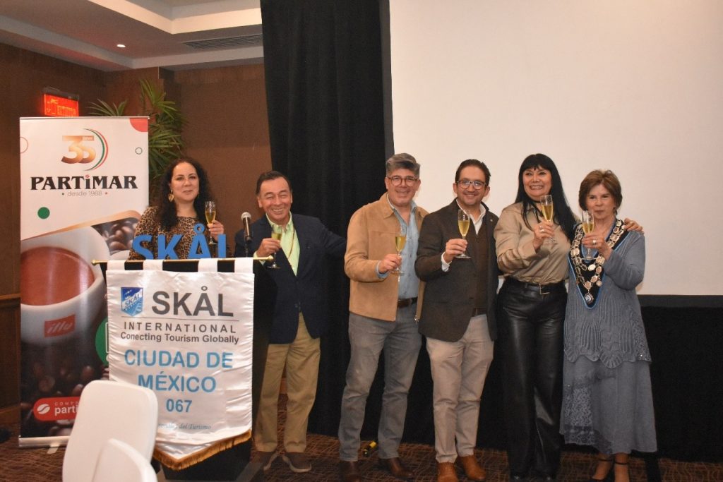 Brindis de celebración de los cumpleañeros del Club Skål CDMX de diciembre