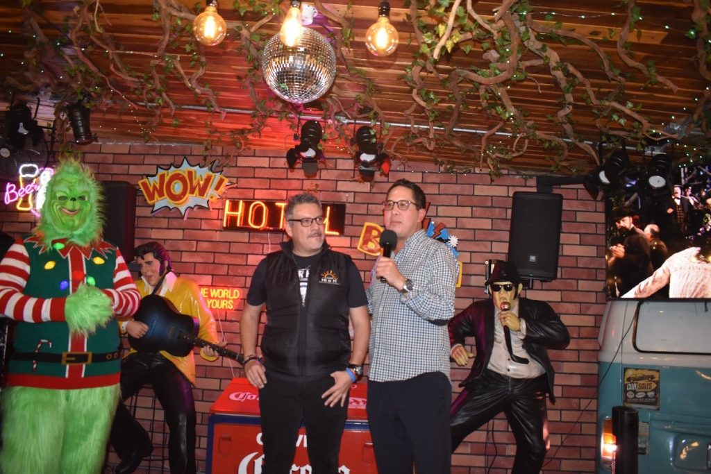 El Grinch de Temu, Daniel Caraza y Daniel Navarro durante brindis de fin de año.