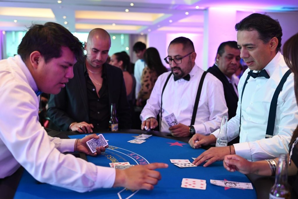 Entre juegos de Poker, Black Jack, y Roulette en el hotel Sheraton Ma. Isabel.