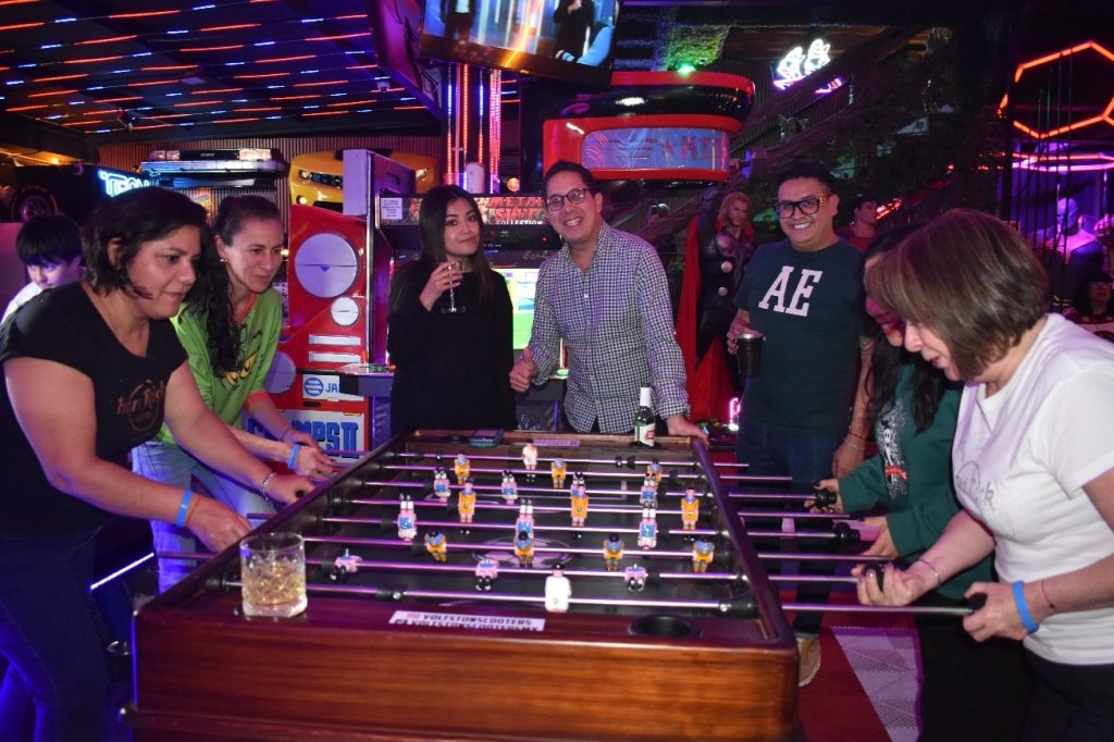 Risas y diversión en el venue Bunker Man Cave “St. Ruffos Irish Pub” en la Nápoles.