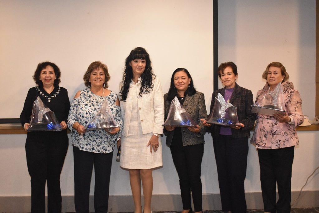 Teresa Hernández entregó reconocimientos a socias CONFETUR por su dedicación y compromiso durante el presente año.