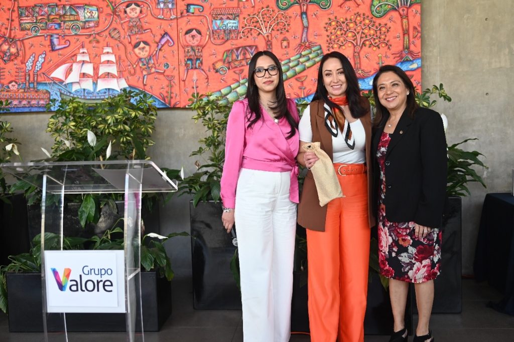 Claudia González acompañada de Perla Flores Romero en MAS Servicios.