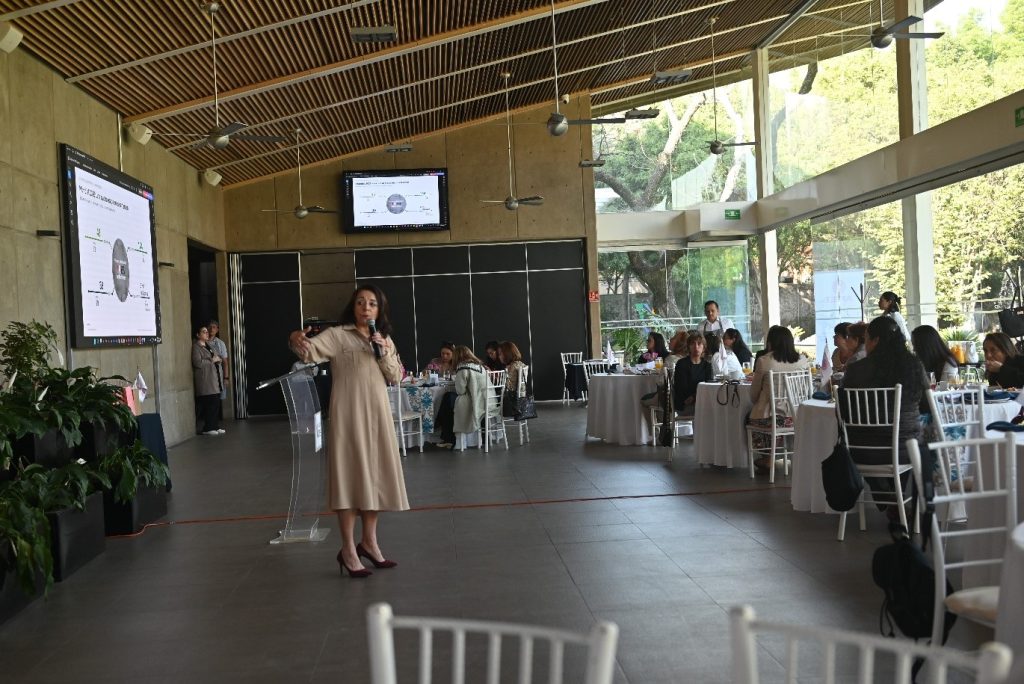 Teresa Solís presentó la ponencia "El Mundial 2026: Un motor económico para México".