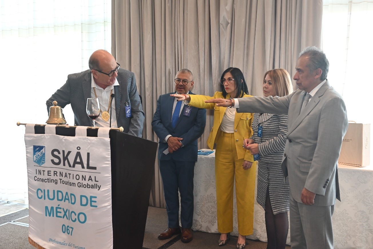 Juan Steta tomó protesta como nuevos socios del Club Skål CDMX a Reynaldo Islas, CEO de MAS Servicios y Grace Cortes.